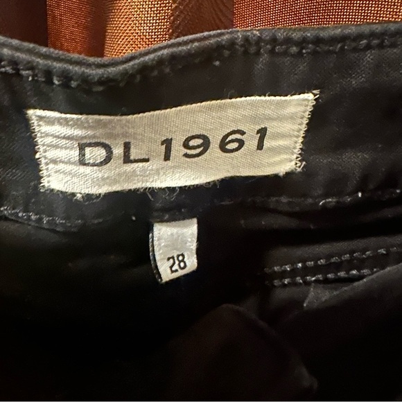 DL1961 Margeaux Distressed Black Jeans size 28 unfinished hem - Picture 5 of 7